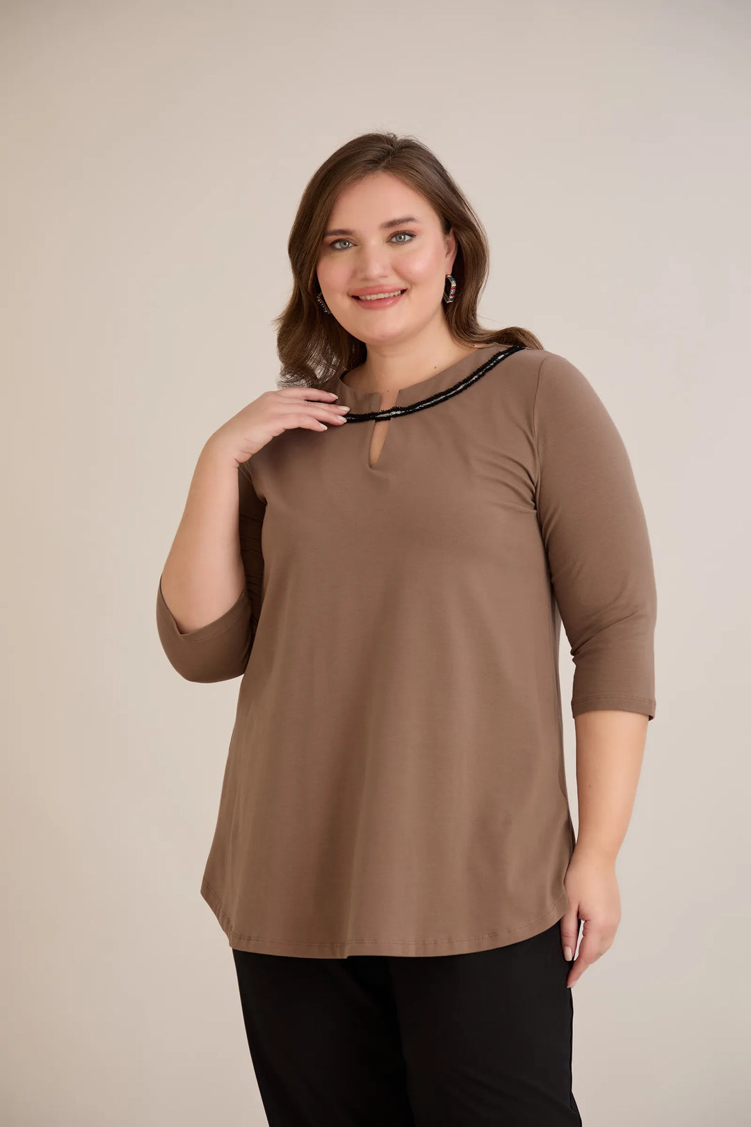 Pamučna tunika s efektivnim izrezom i srebrnim detaljem u moka boji