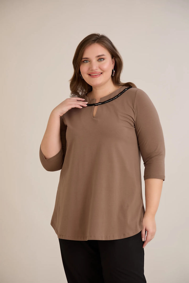 Pamučna tunika s efektivnim izrezom i srebrnim detaljem u moka boji