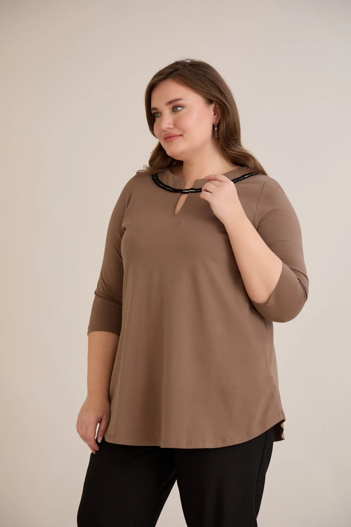 Pamučna tunika s efektivnim izrezom i srebrnim detaljem u moka boji