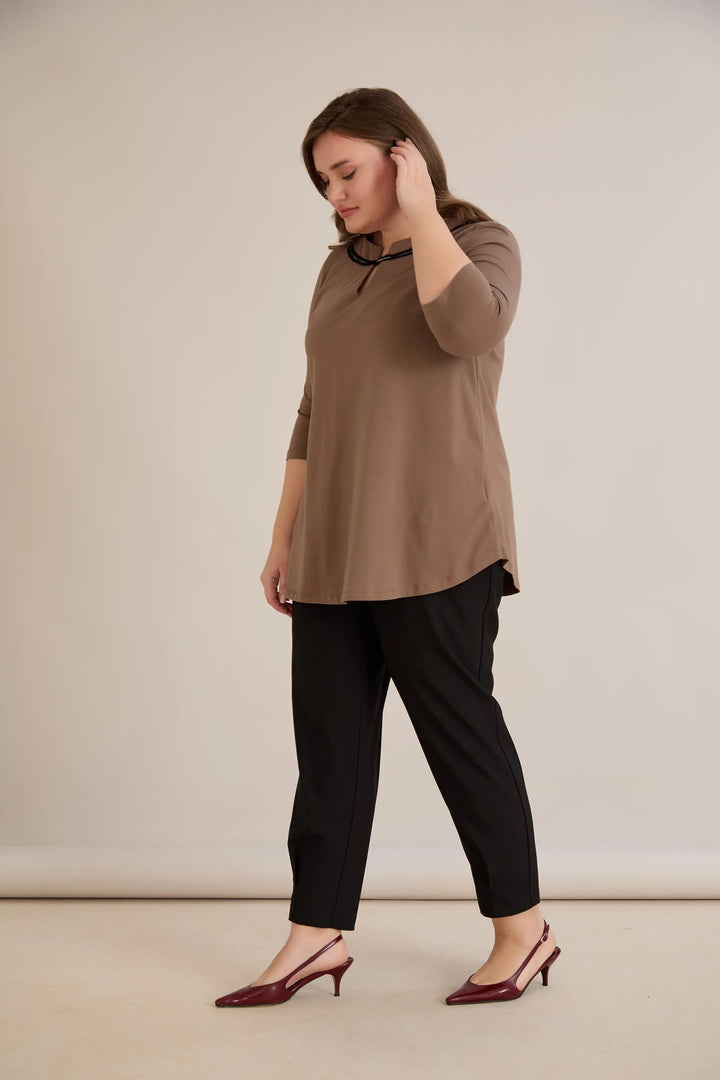 Pamučna tunika s efektivnim izrezom i srebrnim detaljem u moka boji