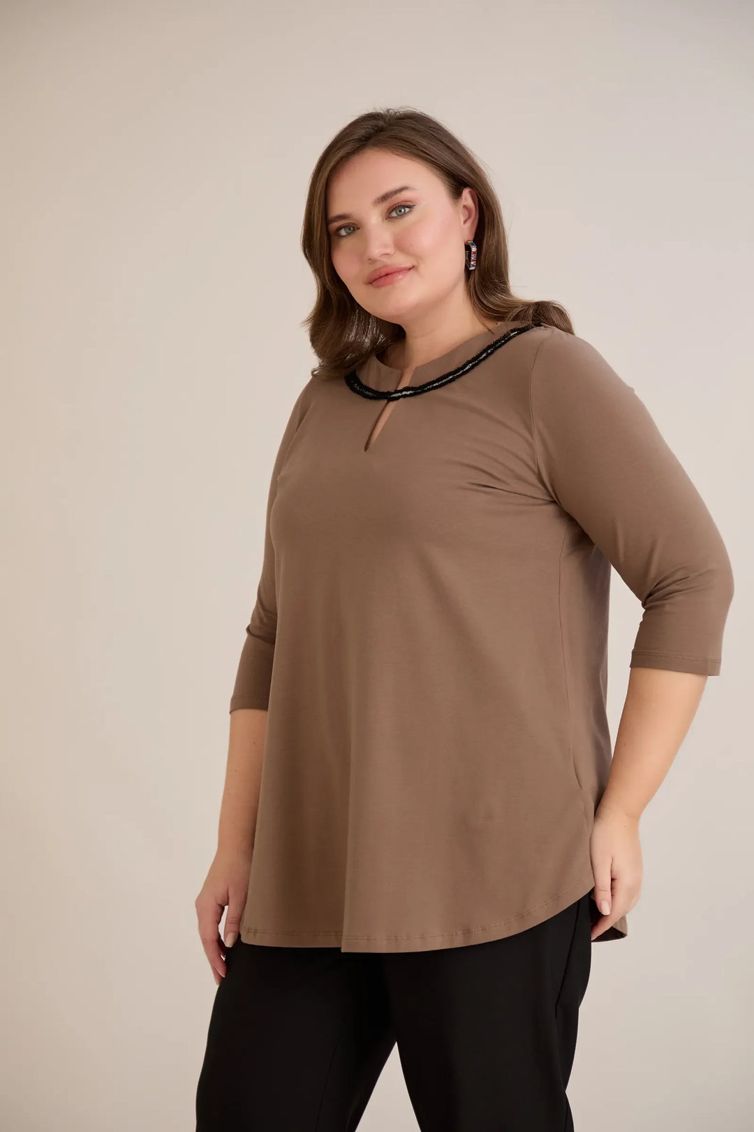 Pamučna tunika s efektivnim izrezom i srebrnim detaljem u moka boji