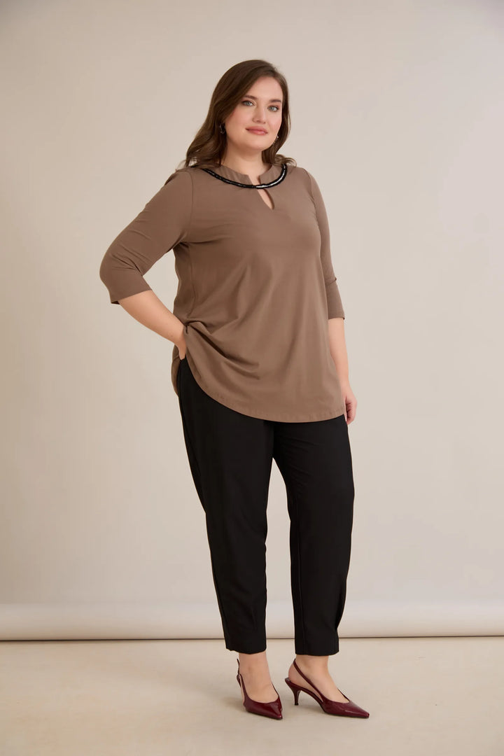 Pamučna tunika s efektivnim izrezom i srebrnim detaljem u moka boji