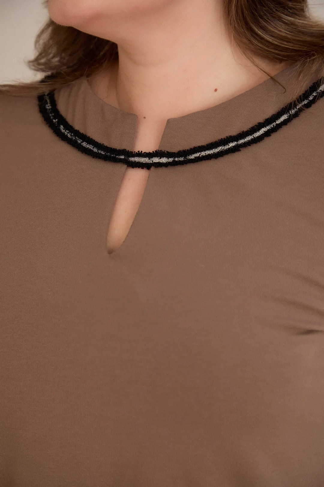 Pamučna tunika s efektivnim izrezom i srebrnim detaljem u moka boji