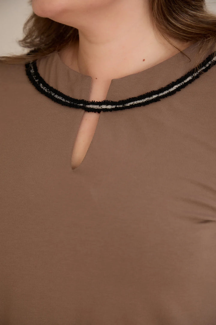 Pamučna tunika s efektivnim izrezom i srebrnim detaljem u moka boji