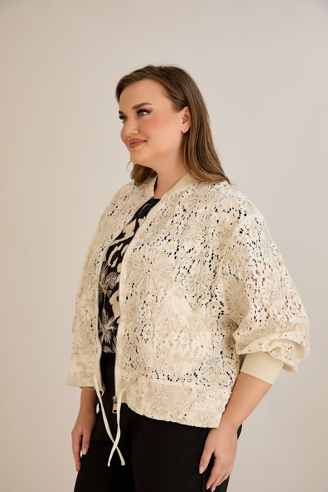 Pamučna jakna s izvezenim detaljima i vezicom u struku - 10713