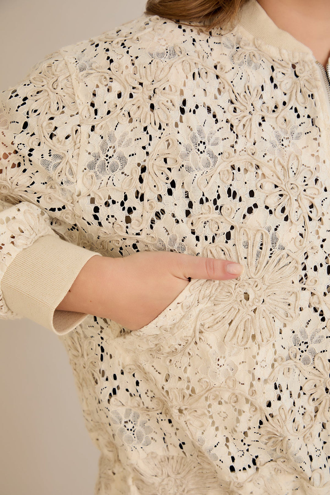 Pamučna jakna s izvezenim detaljima i vezicom u struku - 10713