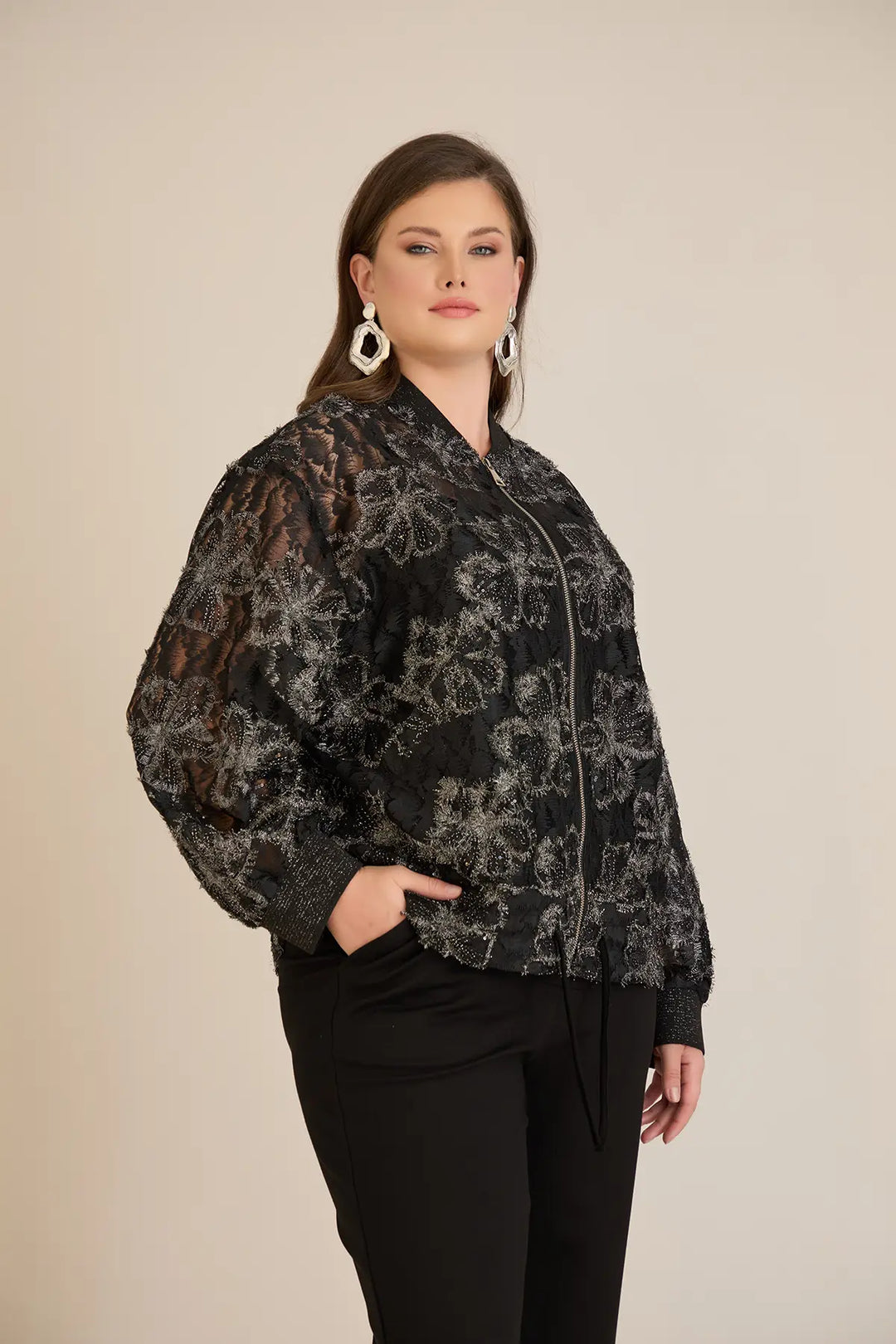 Elegantna jakna sa srebrnim cvjetnim motivima