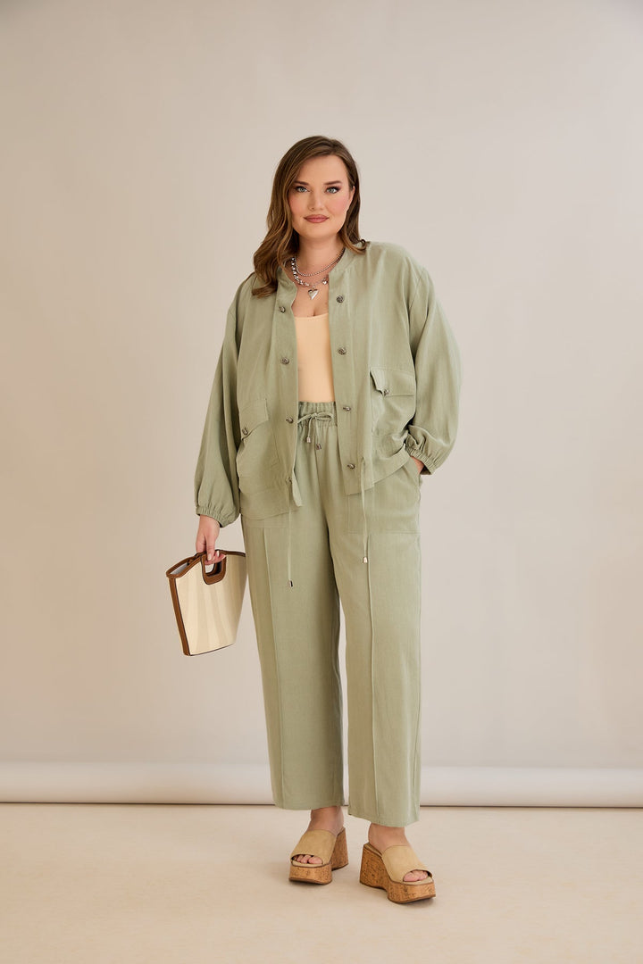 Ljetni set u velikim dimenzijama od 2 dijela: hlače + jakna u zelenoj boji.