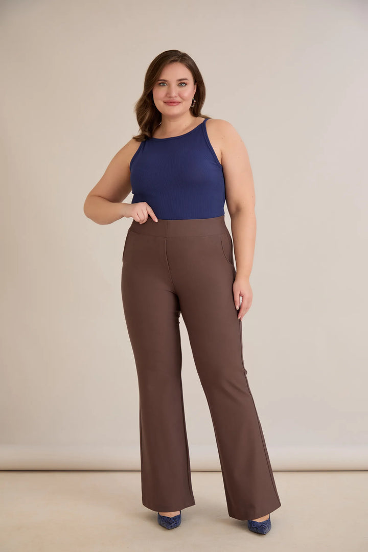 Hlače zvonolikog kroja s efektom oblikovanja