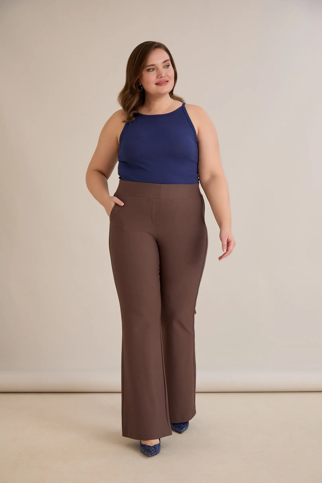 Hlače zvonolikog kroja s efektom oblikovanja