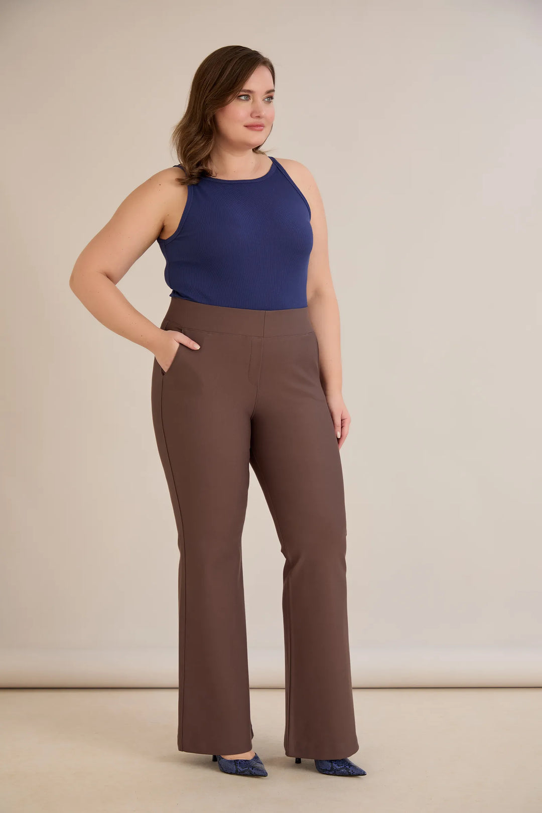 Hlače zvonolikog kroja s efektom oblikovanja