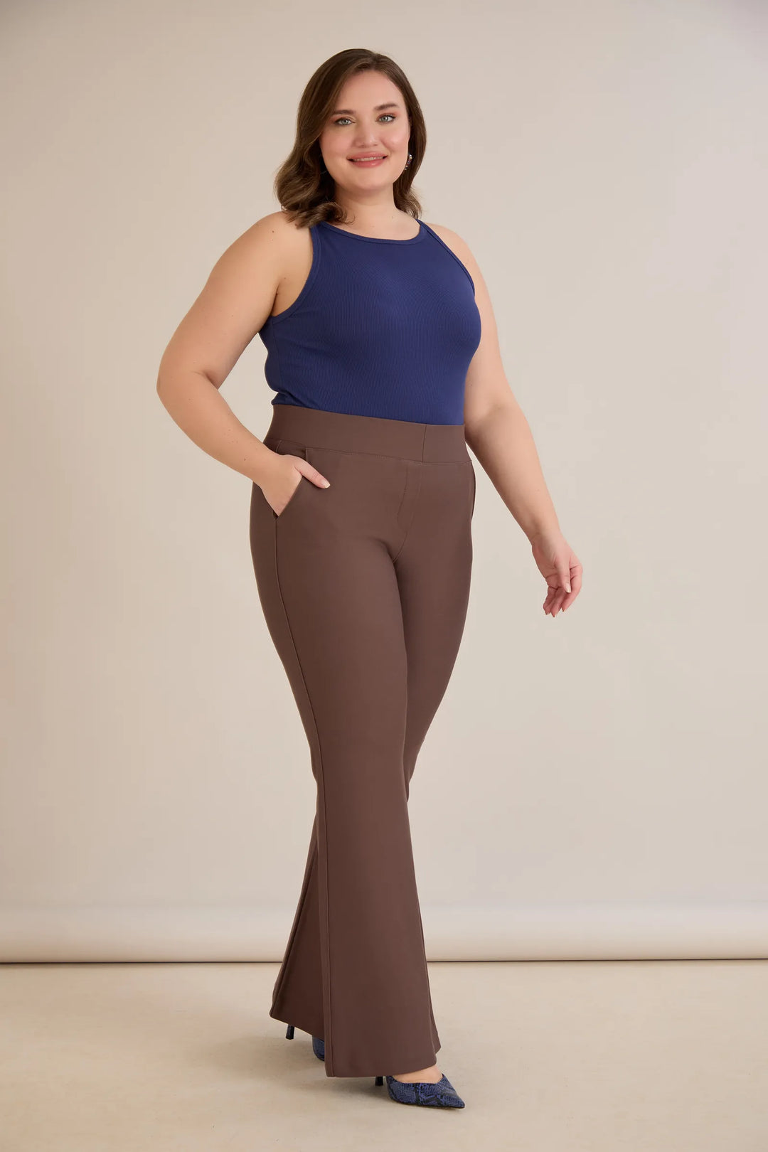 Hlače zvonolikog kroja s efektom oblikovanja