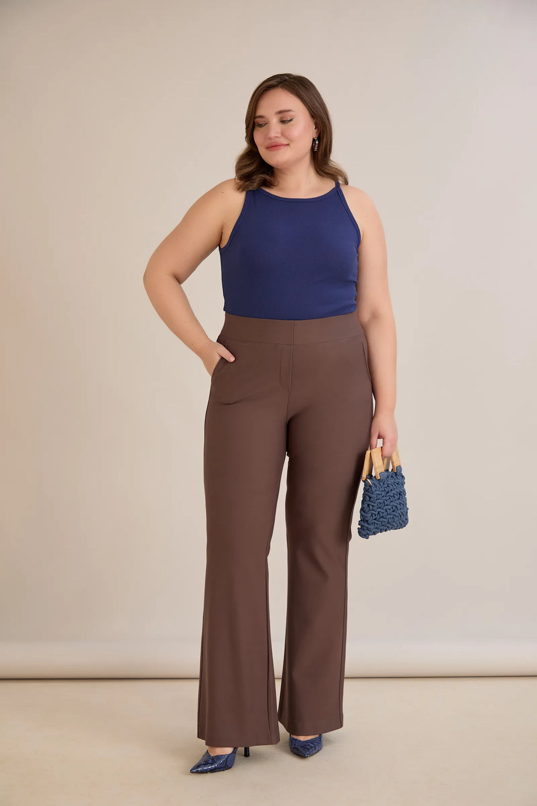 Hlače zvonolikog kroja s efektom oblikovanja