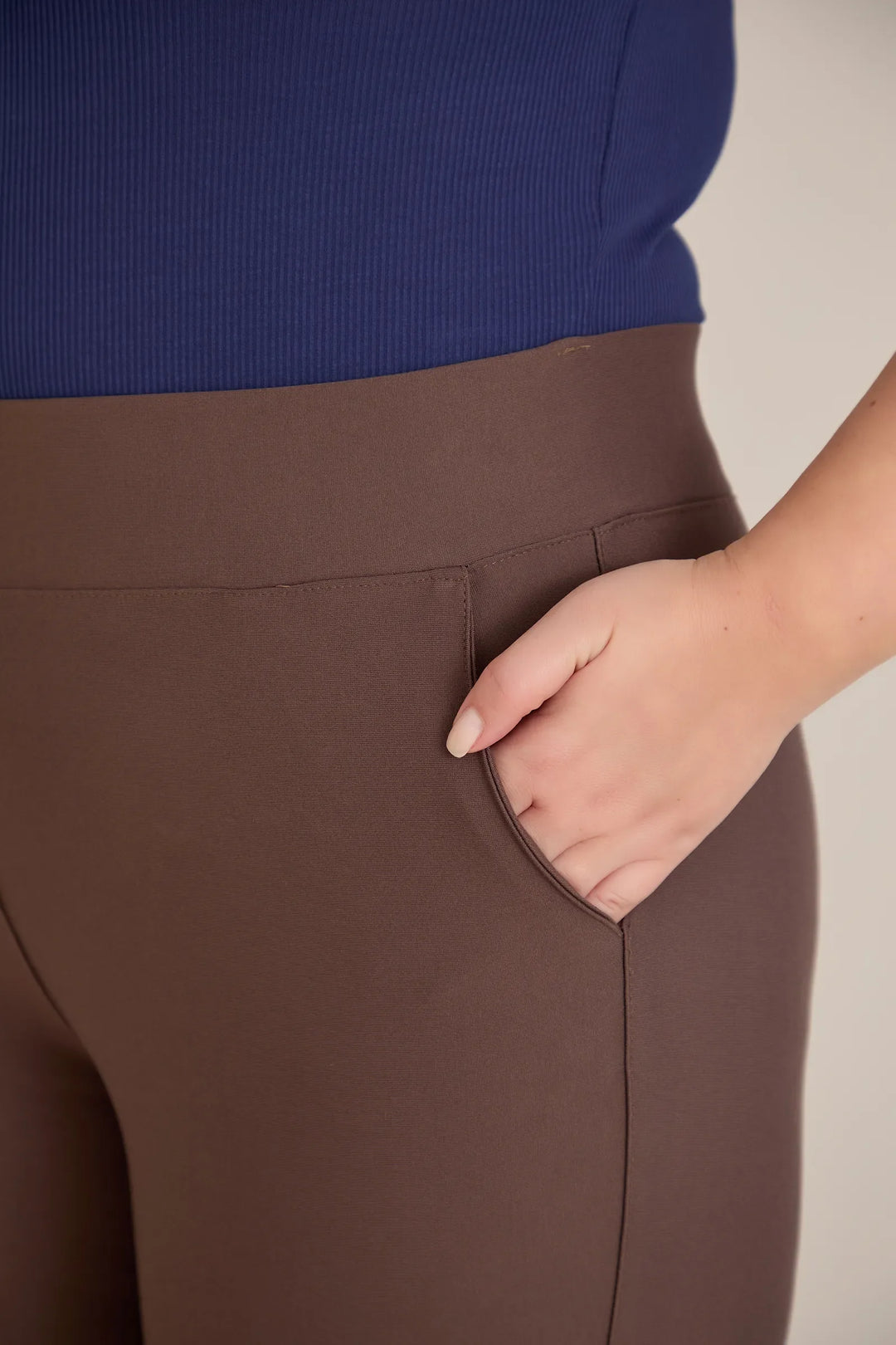 Hlače zvonolikog kroja s efektom oblikovanja