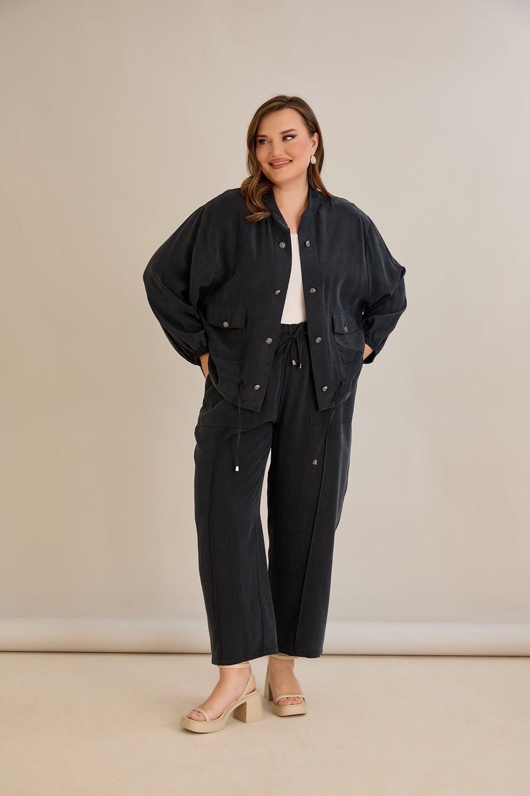 Ljetni set crni u velikim veličinama od 2 dijela: hlače + jakna.