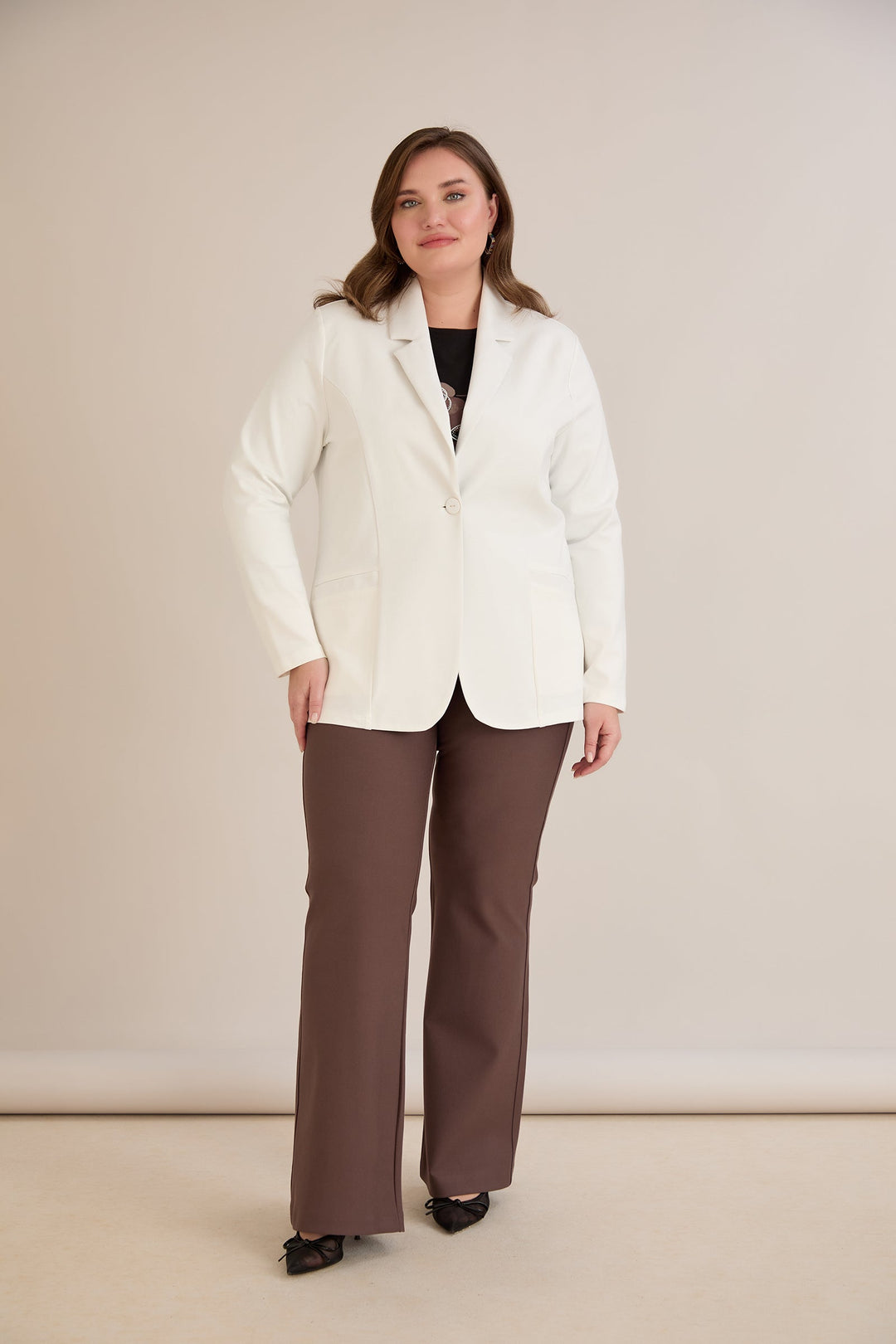 Sportsko-elegantni sako s reverom i kopčanjem – Bijeli