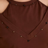 Plus size pamučna bluza s perlama i atraktivnim izrezom – Boja čokolade