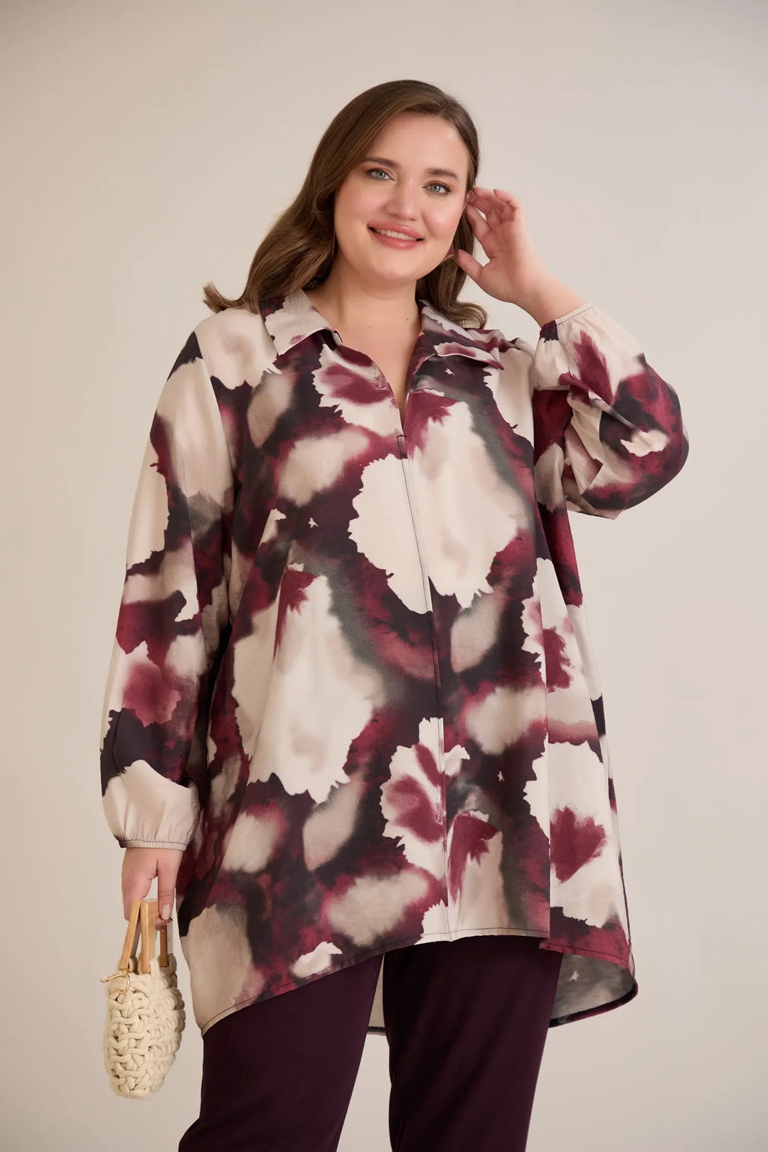 Duga lepršava košulja s apstraktnim uzorkom | veće veličine