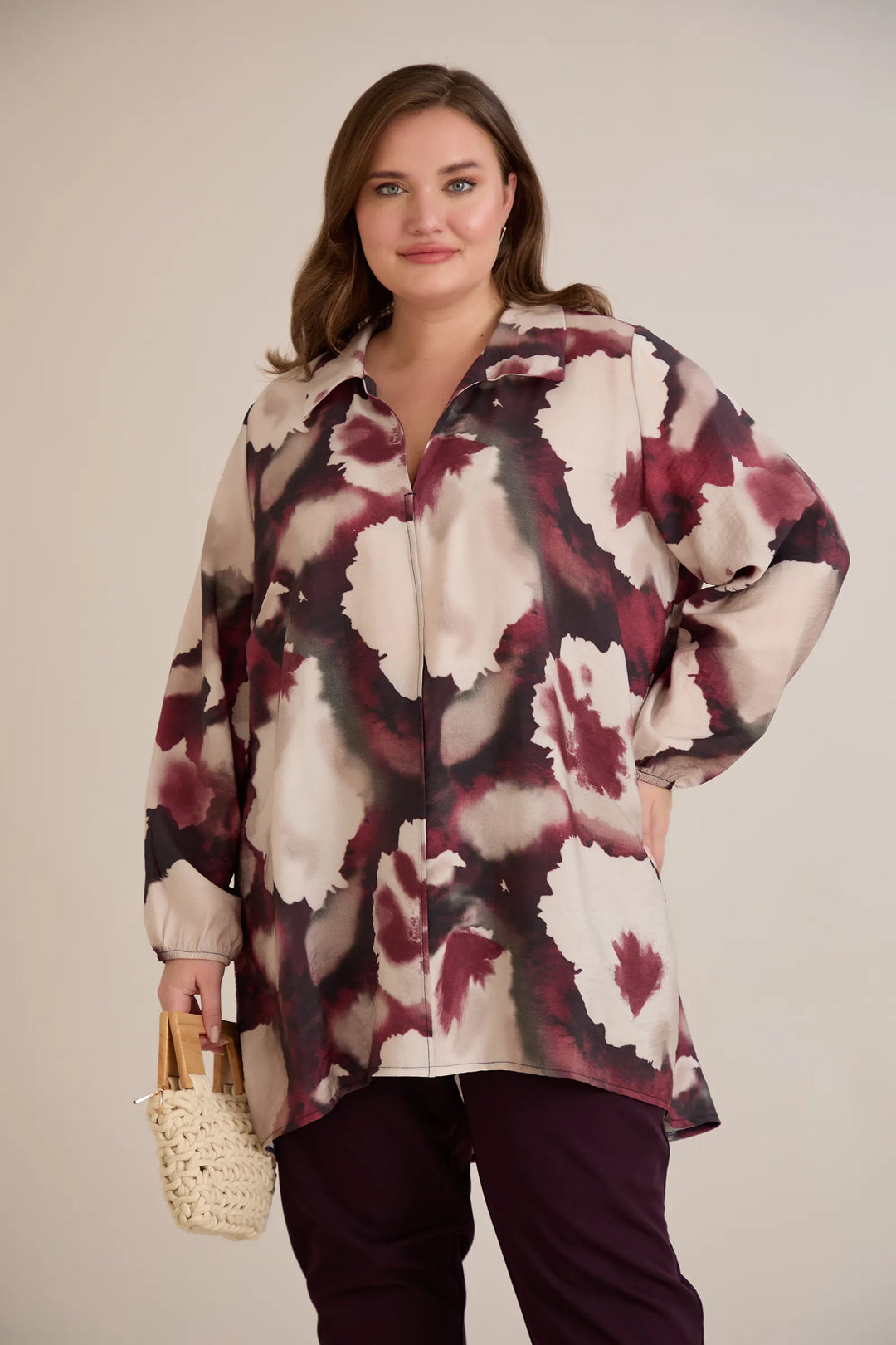 Duga lepršava košulja s apstraktnim uzorkom | veće veličine