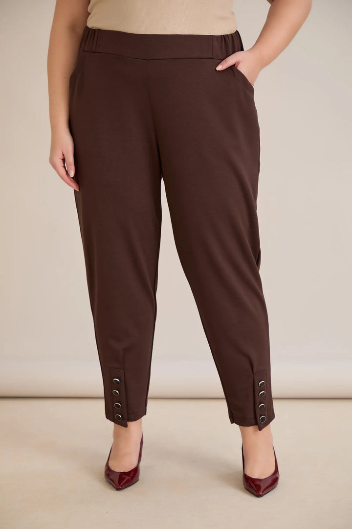 Elastične ženske hlače s gumbima u boji cokolade