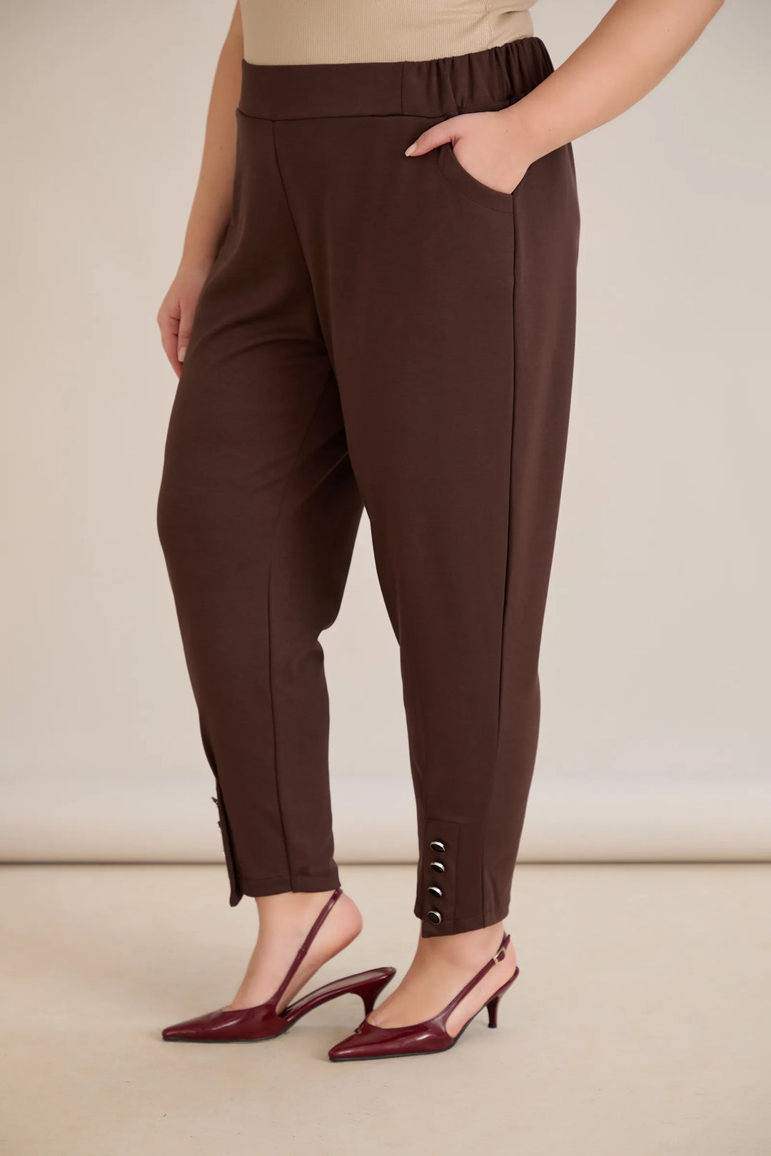 Elastične ženske hlače s gumbima u boji cokolade