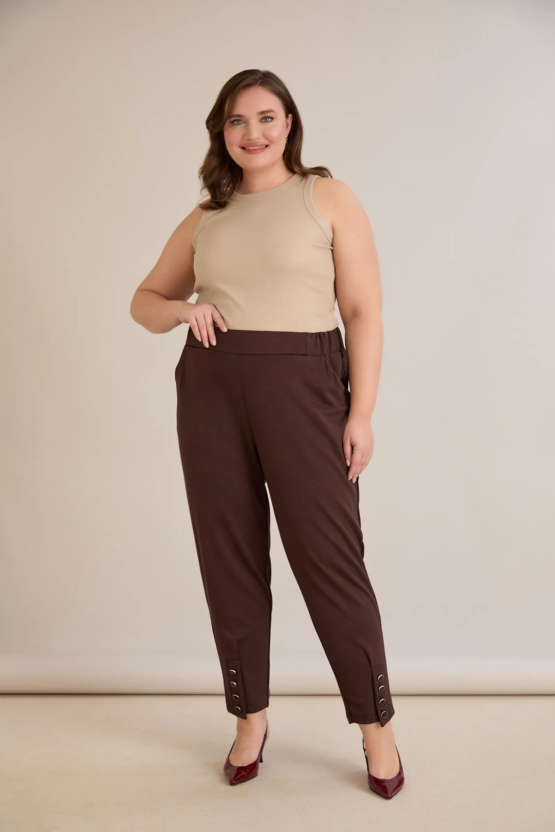 Elastične ženske hlače s gumbima u boji cokolade