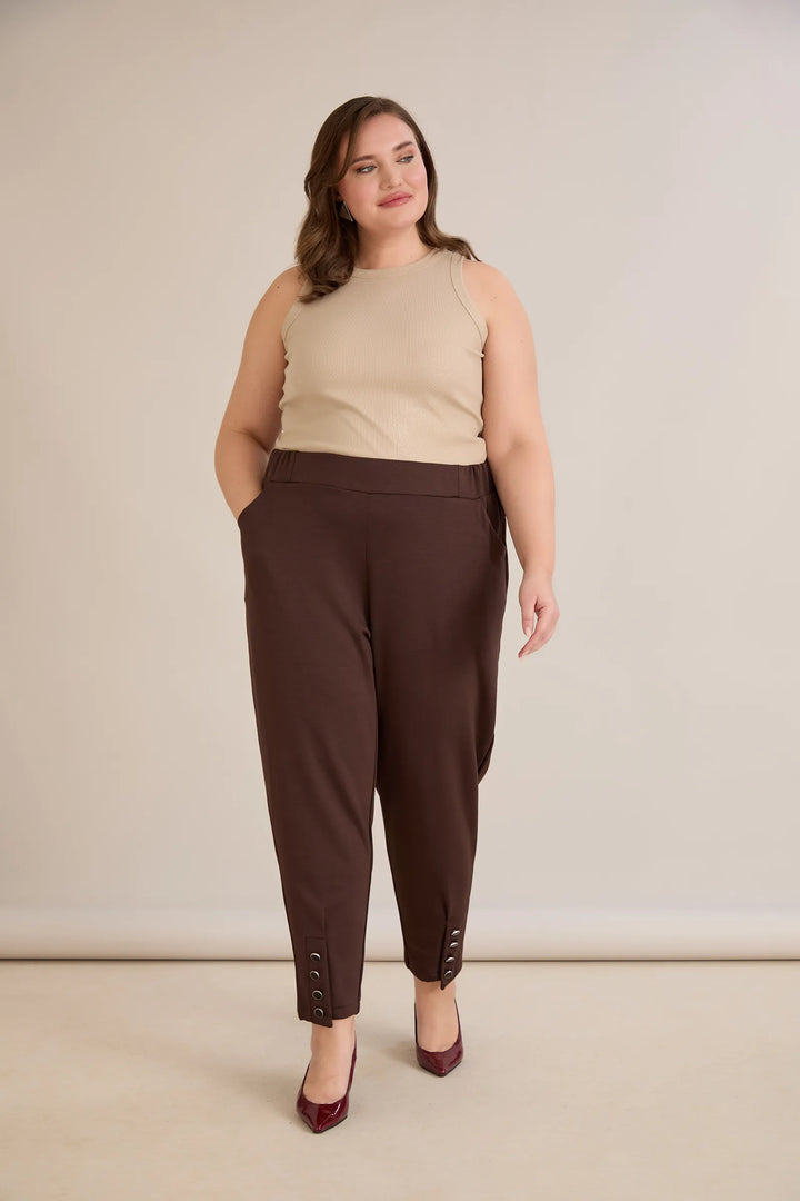 Elastične ženske hlače s gumbima u boji cokolade