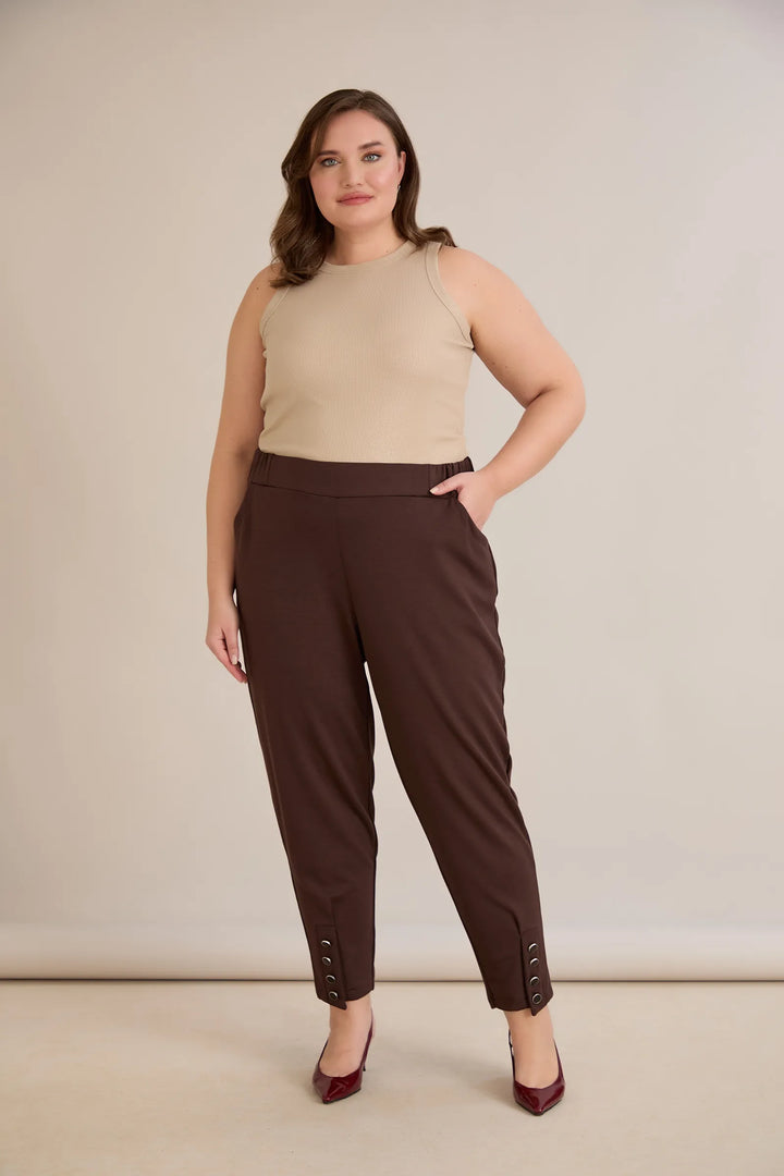 Elastične ženske hlače s gumbima u boji cokolade