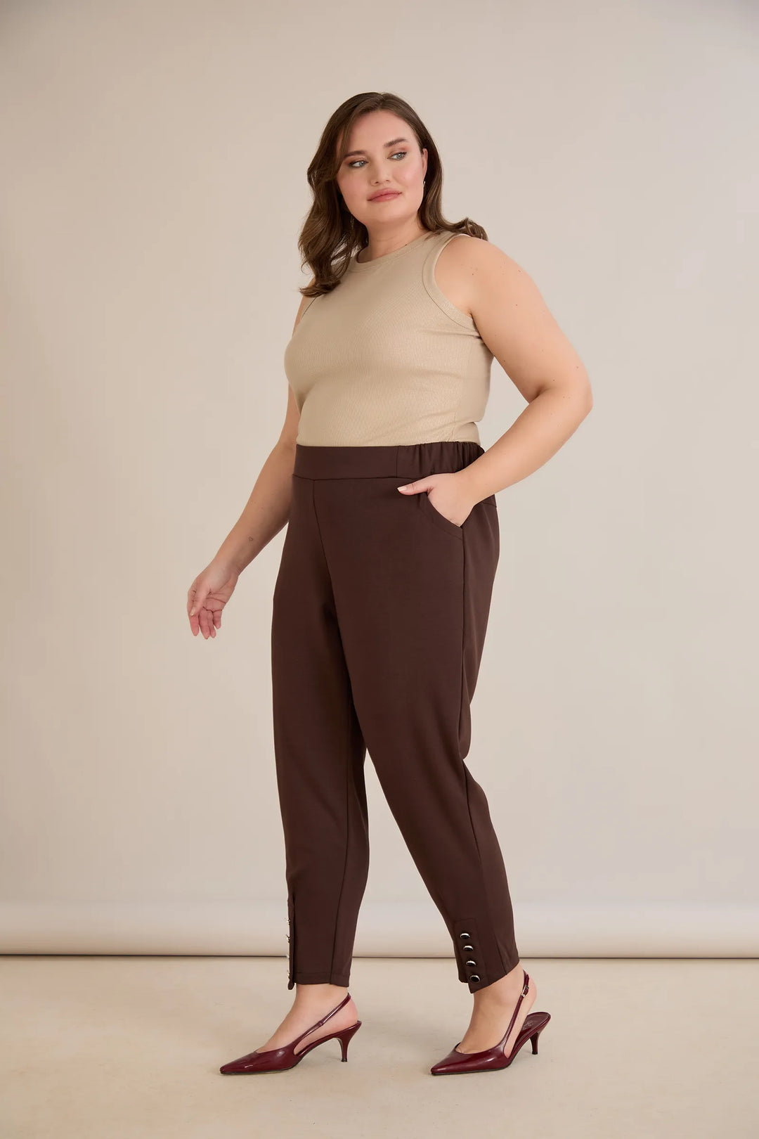 Elastične ženske hlače s gumbima u boji cokolade