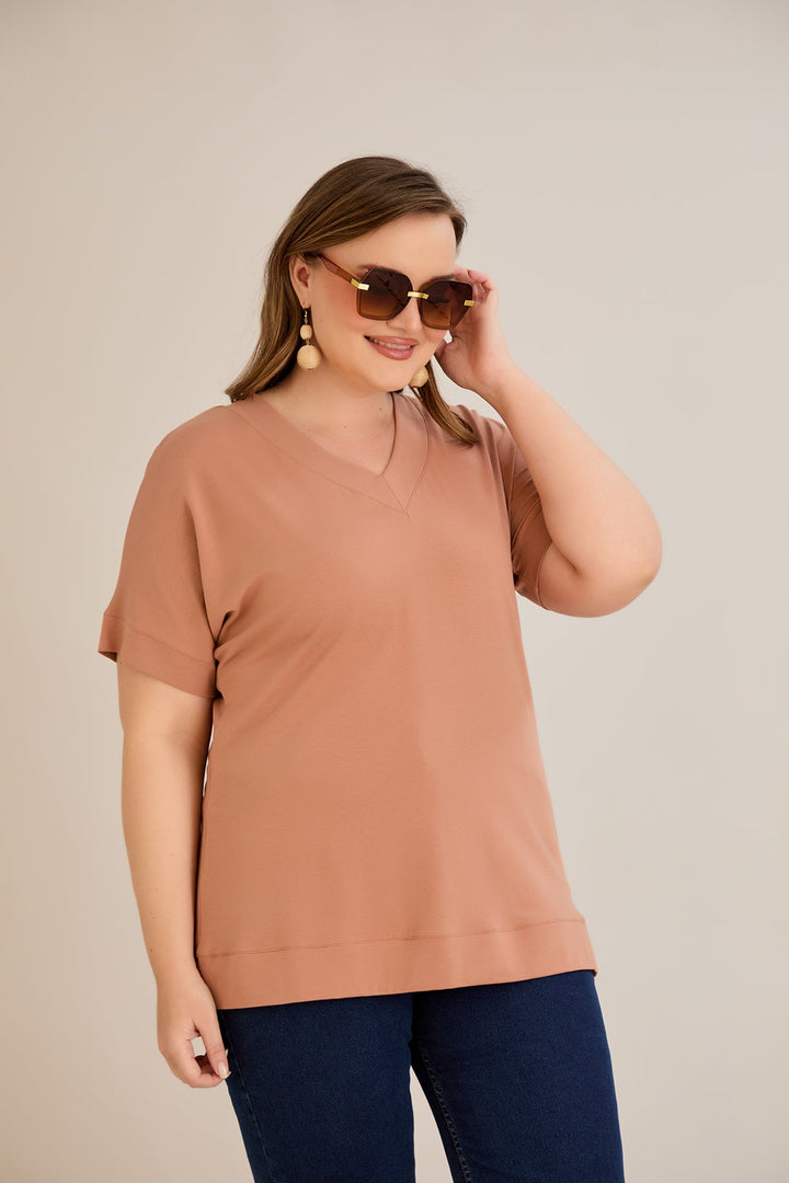 Pamučna majica s V-izrezom - karamel boja