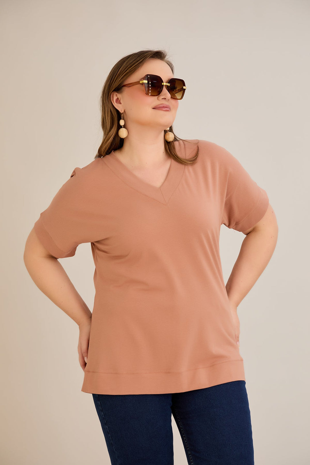 Pamučna majica s V-izrezom - karamel boja