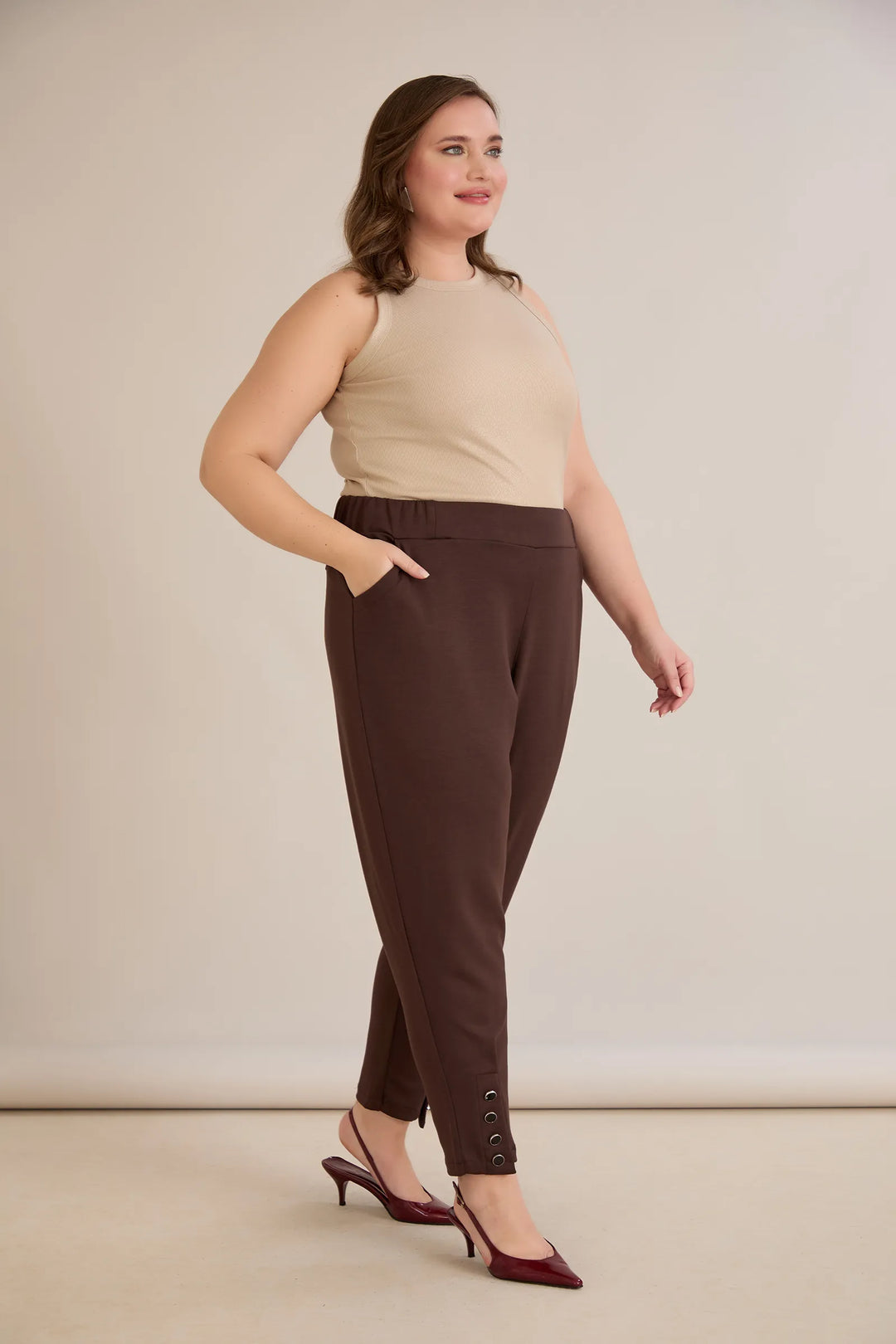 Elastične ženske hlače s gumbima u boji cokolade