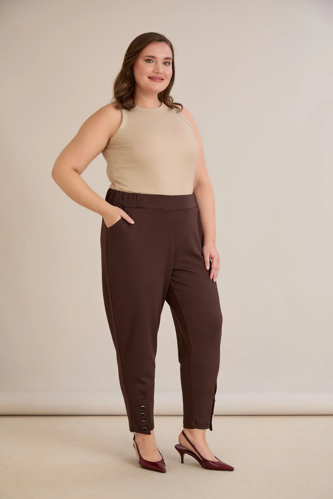 Elastične ženske hlače s gumbima u boji cokolade