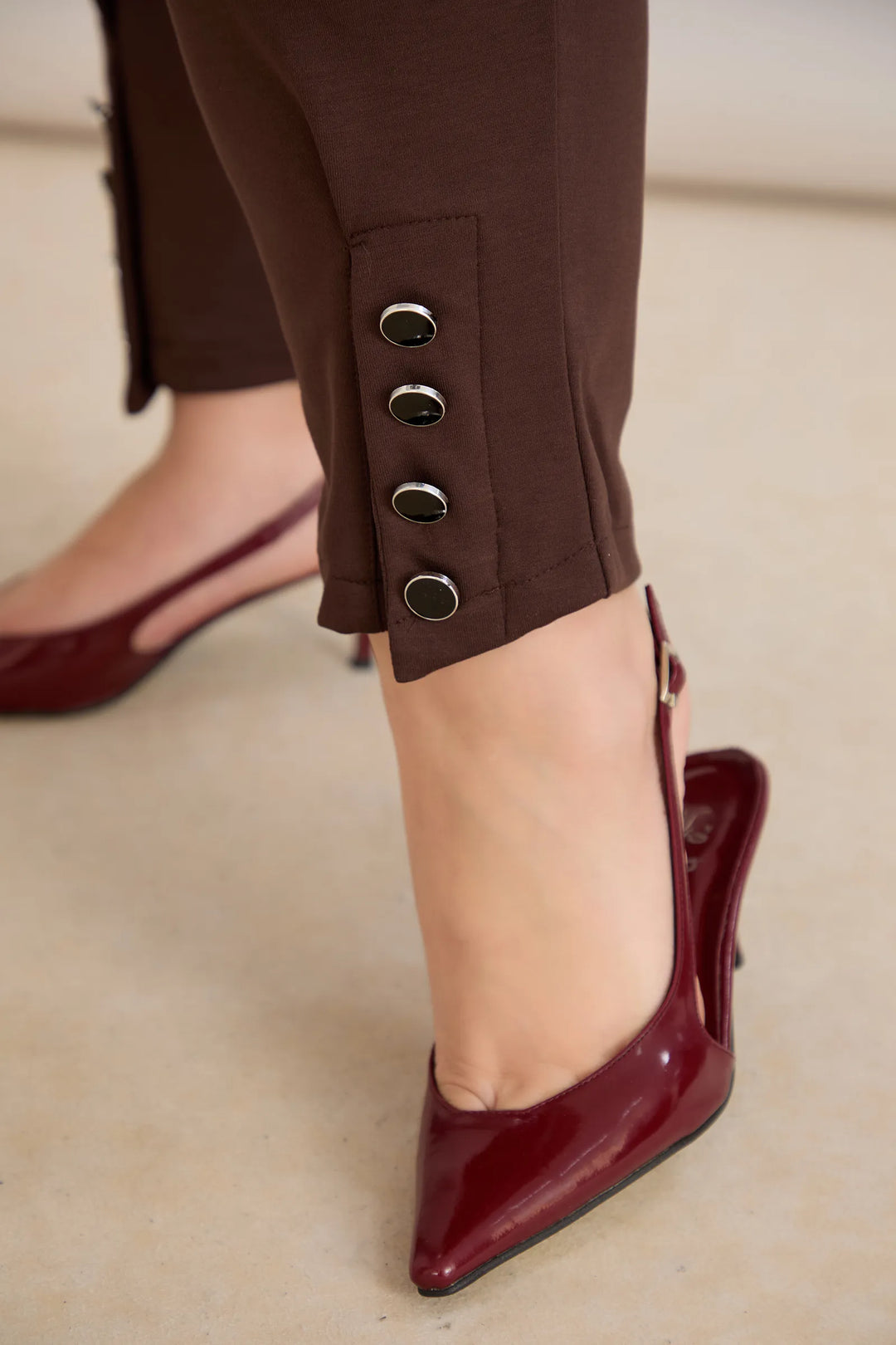 Elastične ženske hlače s gumbima u boji cokolade