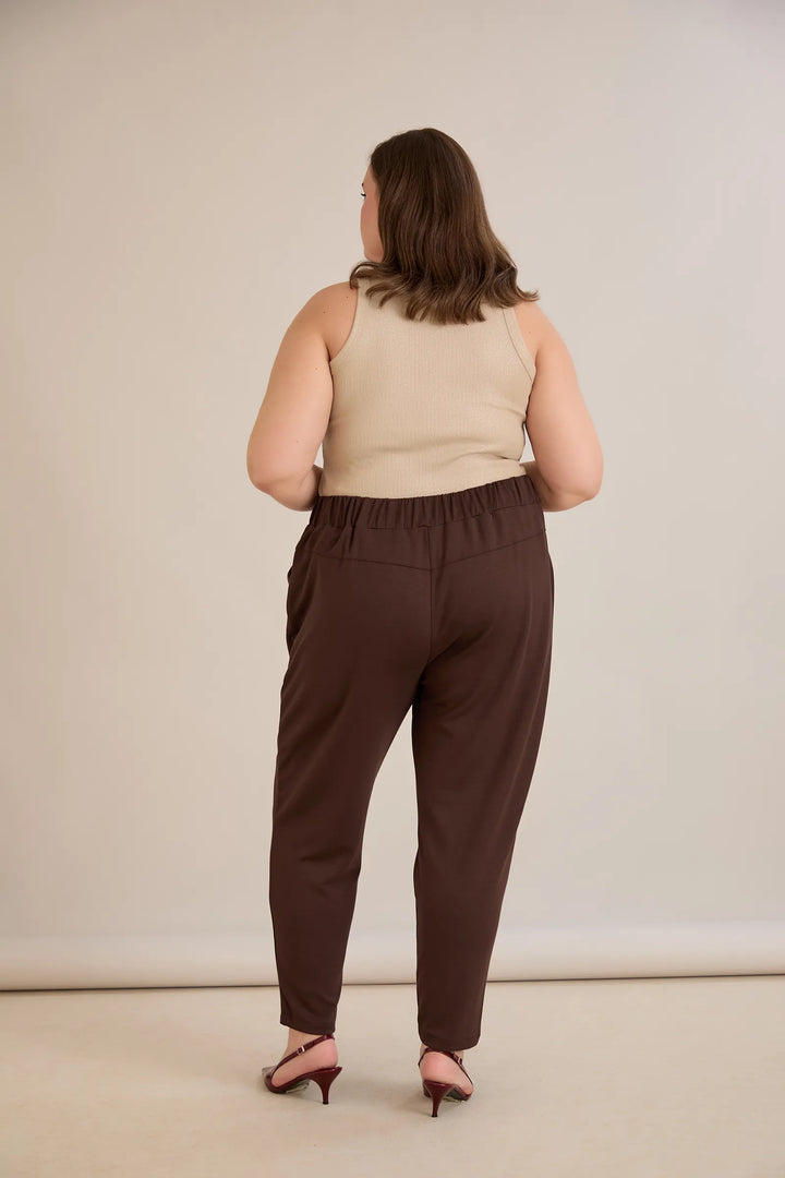 Elastične ženske hlače s gumbima u boji cokolade
