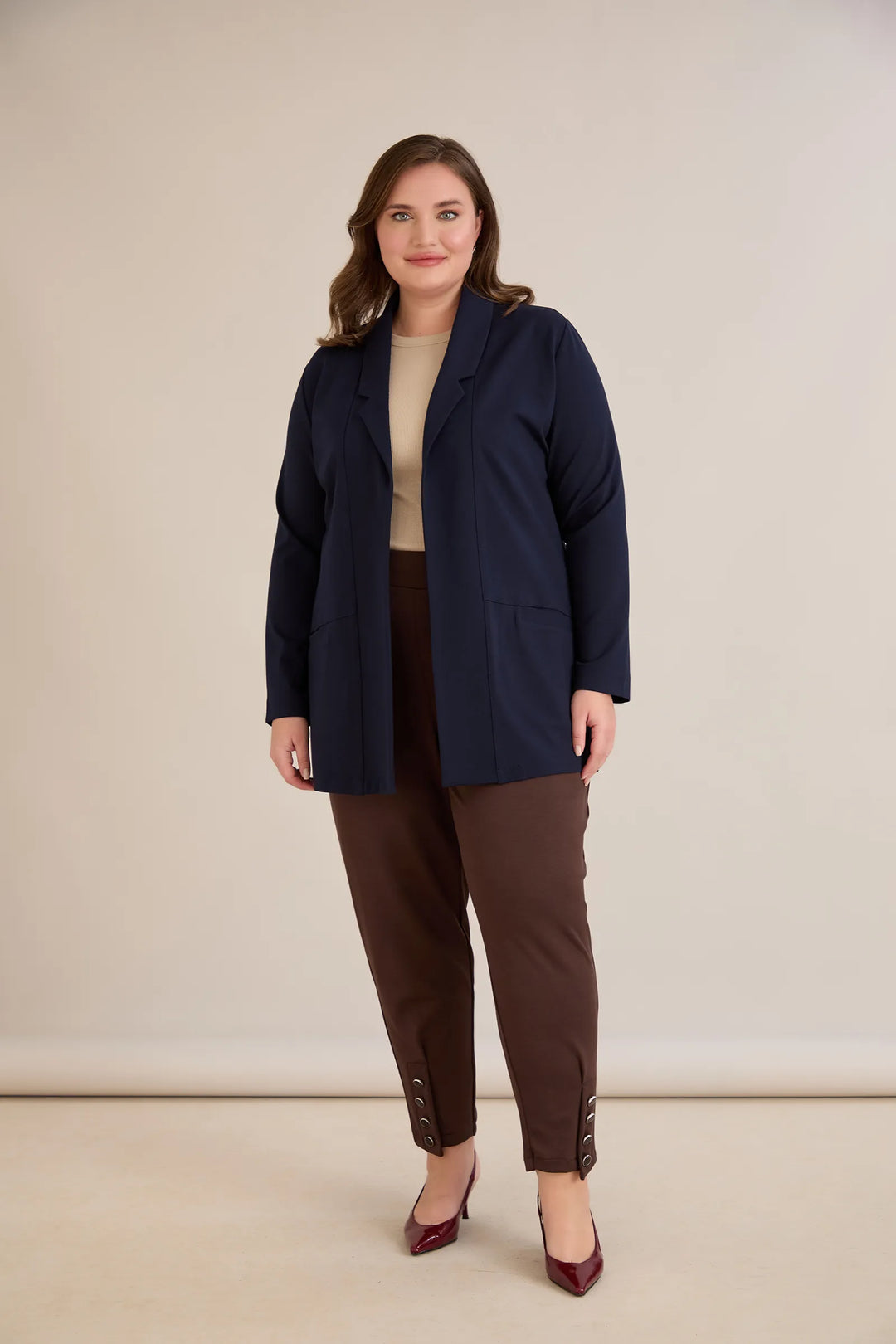 Sportsko-elegantni blejzer bez kopčanja u tamno plavoj