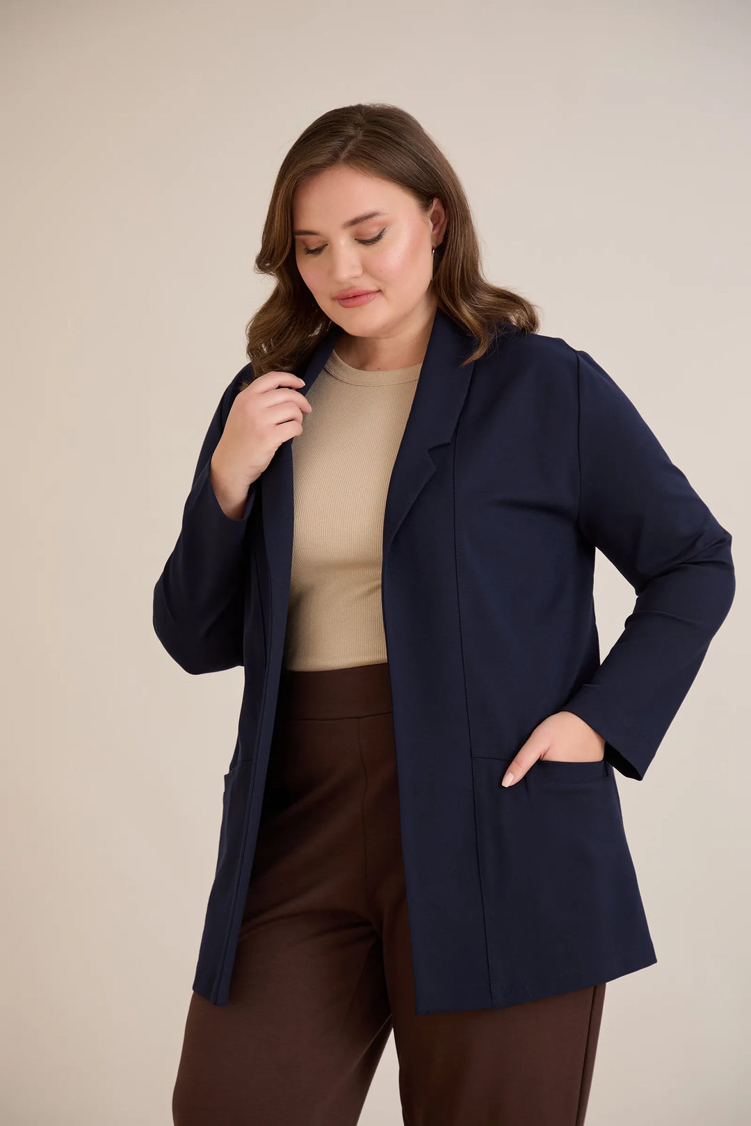 Sportsko-elegantni blejzer bez kopčanja u tamno plavoj