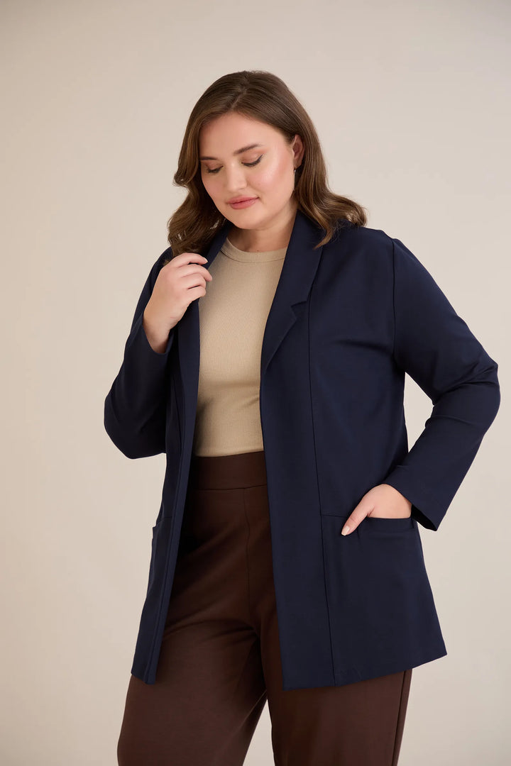 Sportsko-elegantni blejzer bez kopčanja u tamno plavoj