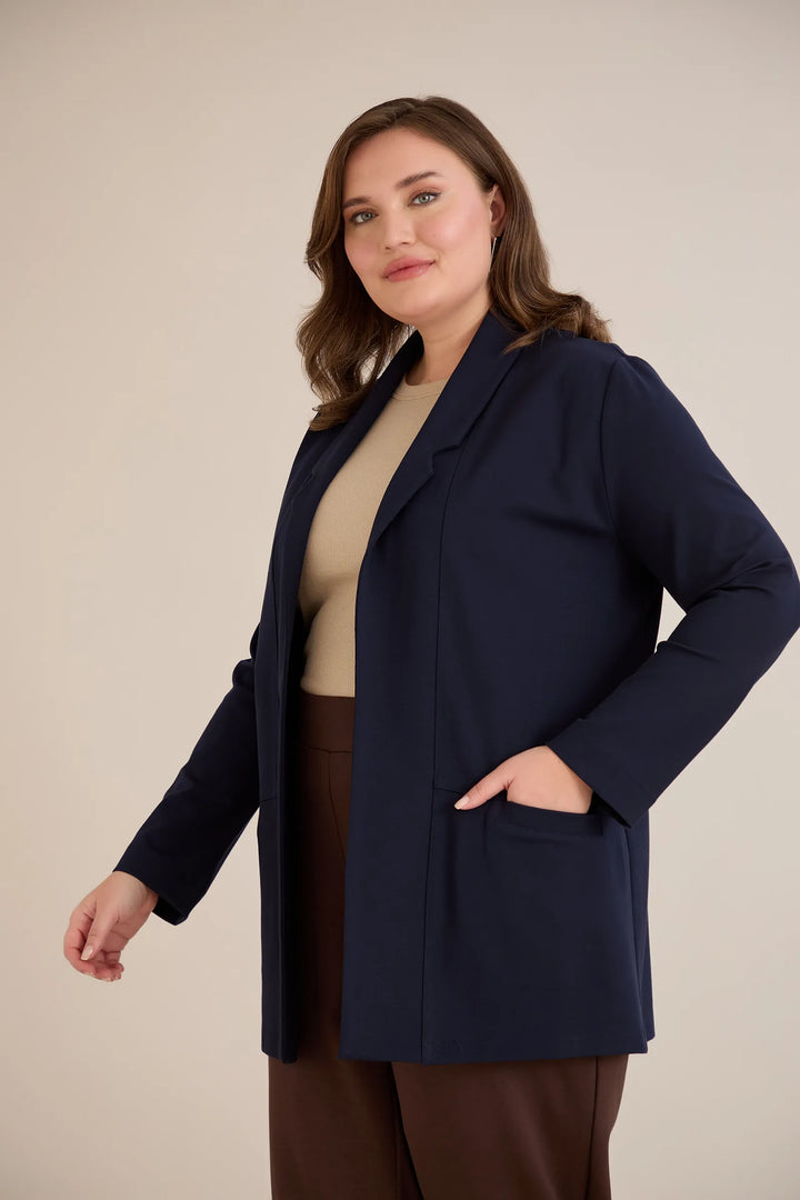 Sportsko-elegantni blejzer bez kopčanja u tamno plavoj