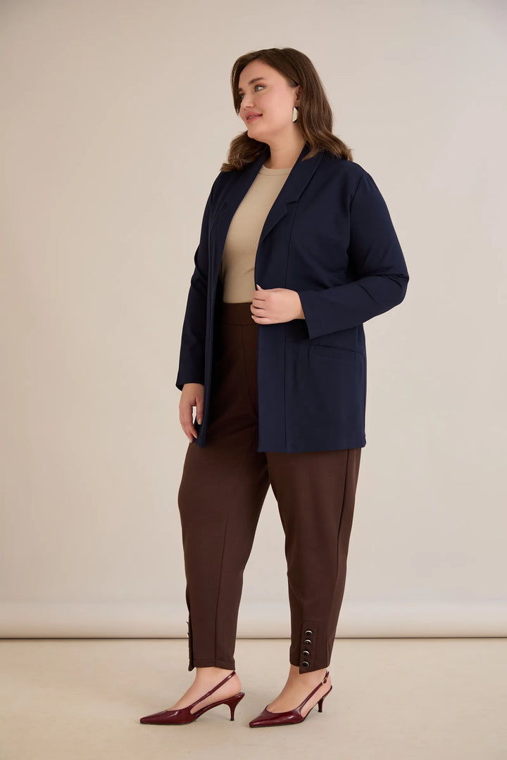 Sportsko-elegantni blejzer bez kopčanja u tamno plavoj