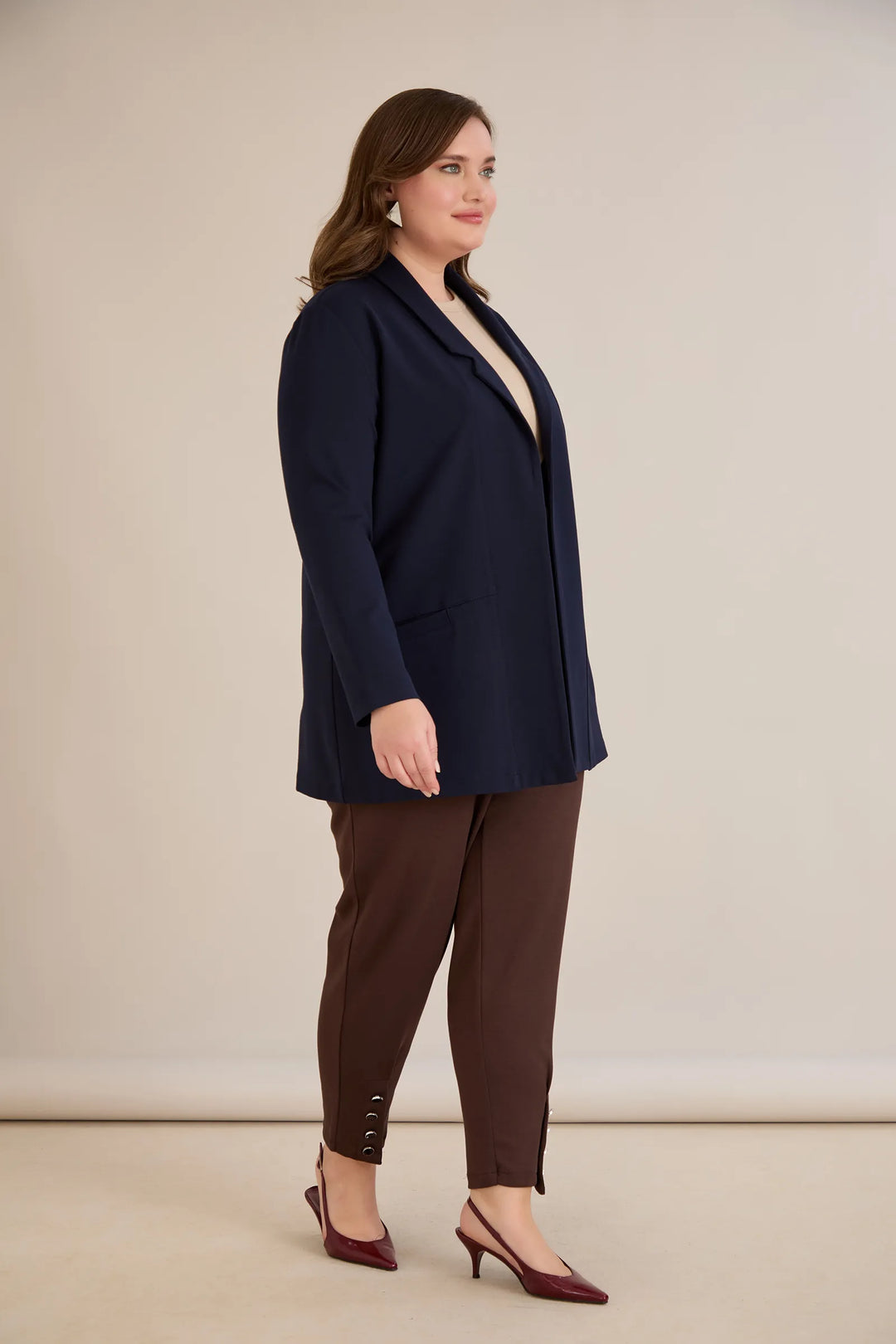 Sportsko-elegantni blejzer bez kopčanja u tamno plavoj