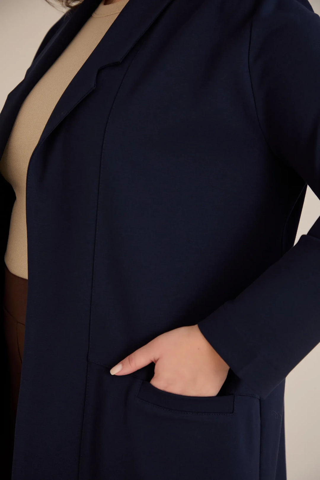 Sportsko-elegantni blejzer bez kopčanja u tamno plavoj