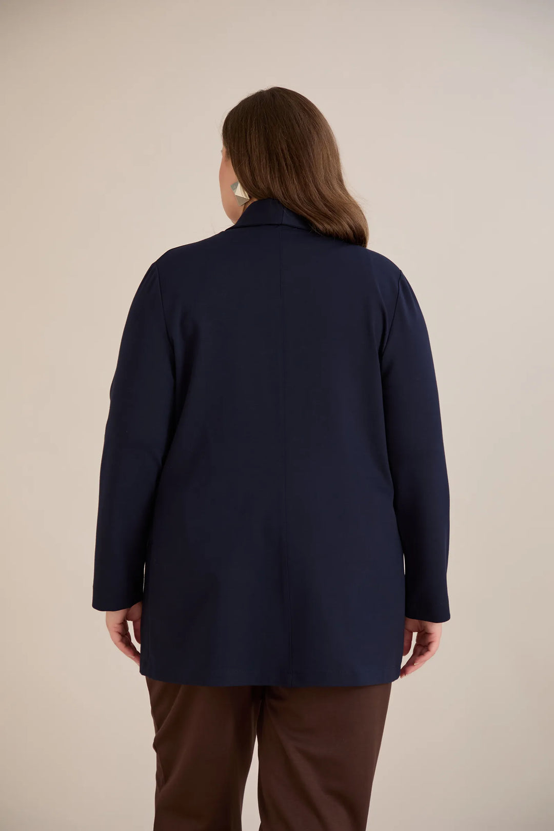 Sportsko-elegantni blejzer bez kopčanja u tamno plavoj