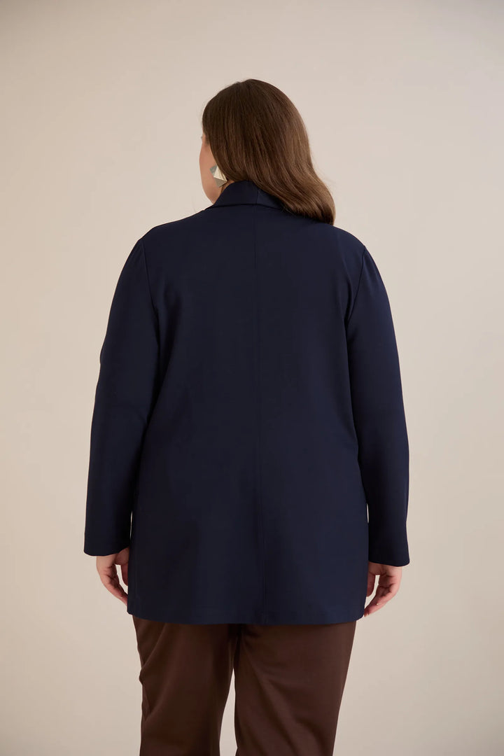 Sportsko-elegantni blejzer bez kopčanja u tamno plavoj