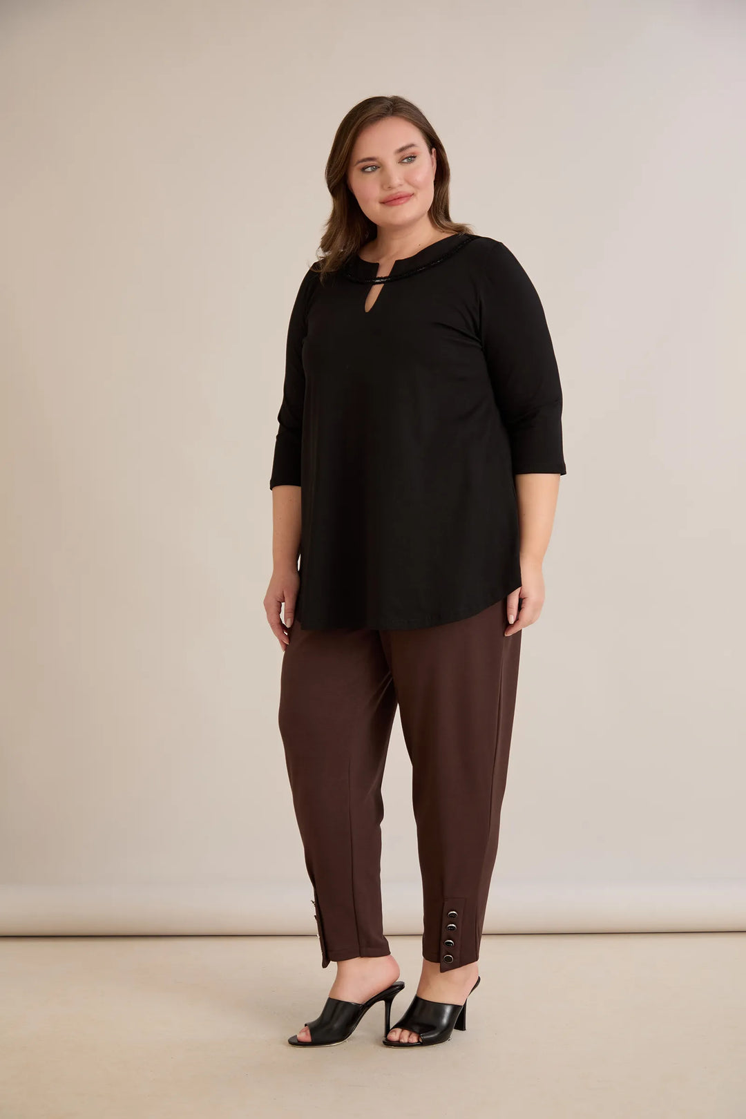 Pamučna tunika s efektivnim izrezom i srebrnim detaljem u crnoj boji