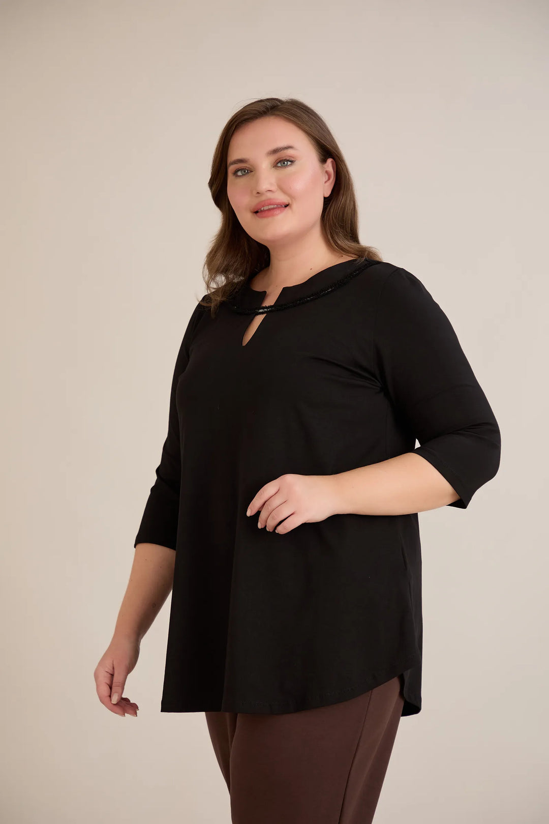 Pamučna tunika s efektivnim izrezom i srebrnim detaljem u crnoj boji