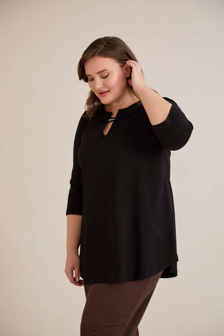 Pamučna tunika s efektivnim izrezom i srebrnim detaljem u crnoj boji