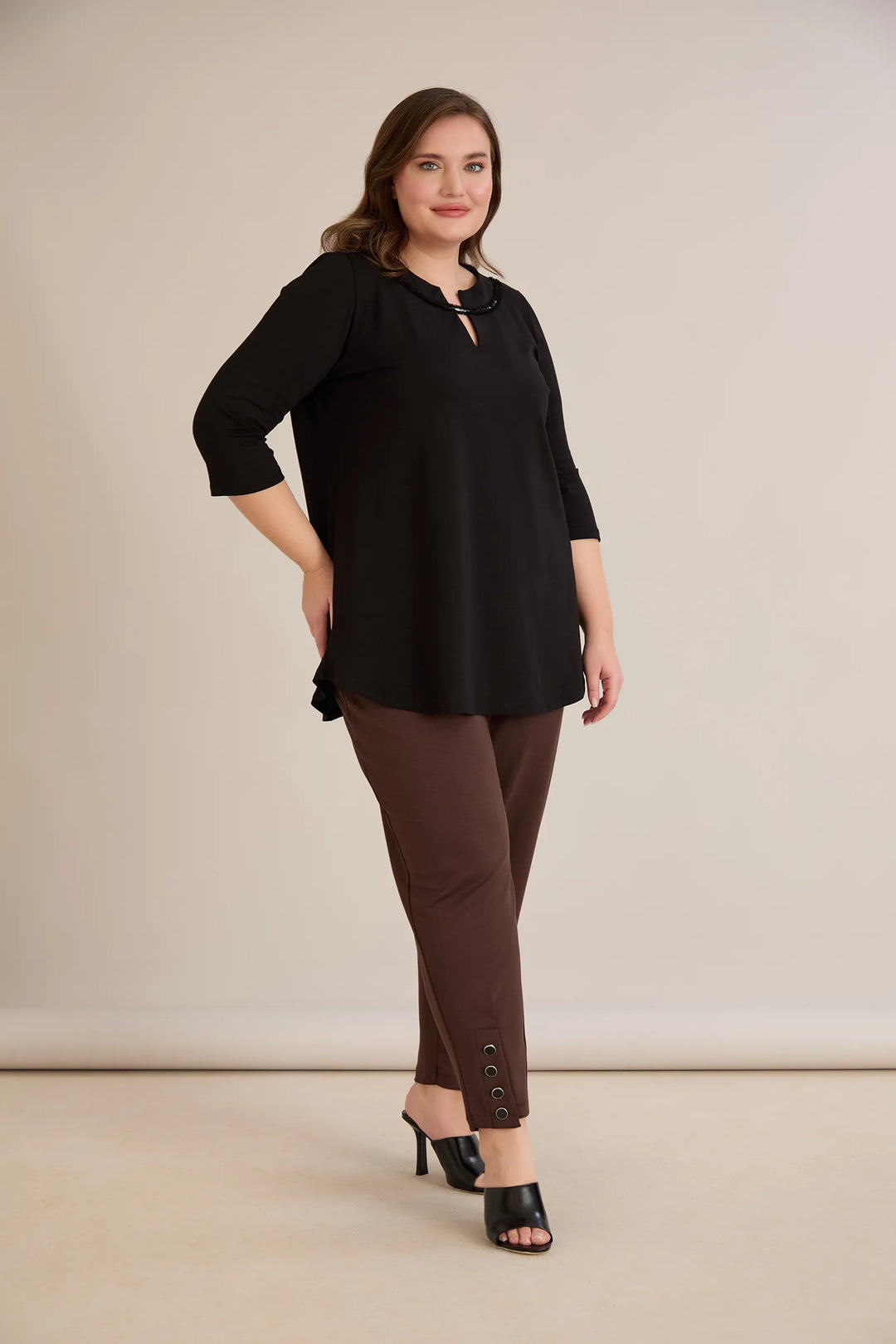 Pamučna tunika s efektivnim izrezom i srebrnim detaljem u crnoj boji