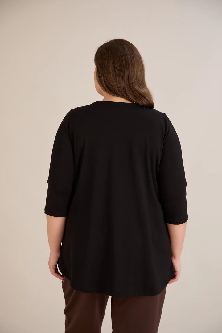 Pamučna tunika s efektivnim izrezom i srebrnim detaljem u crnoj boji