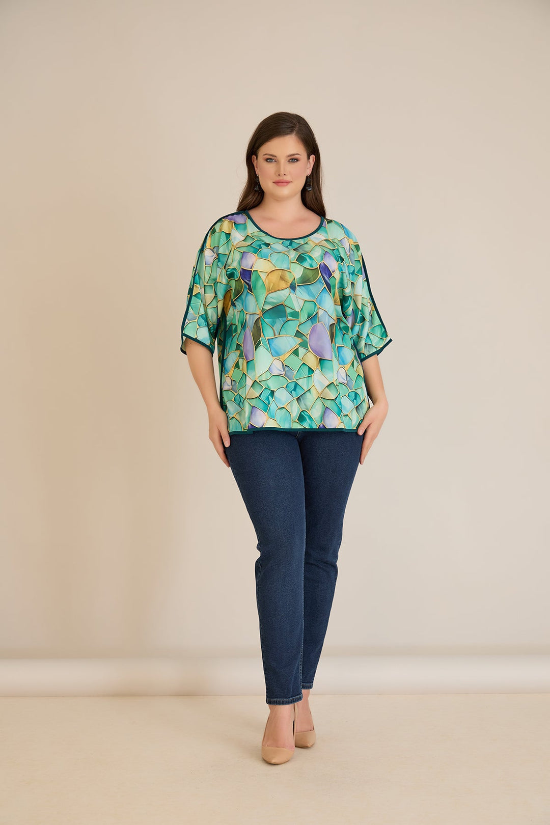 Elegantna bluza s kratkim rukavima i modernim detaljem na leđima